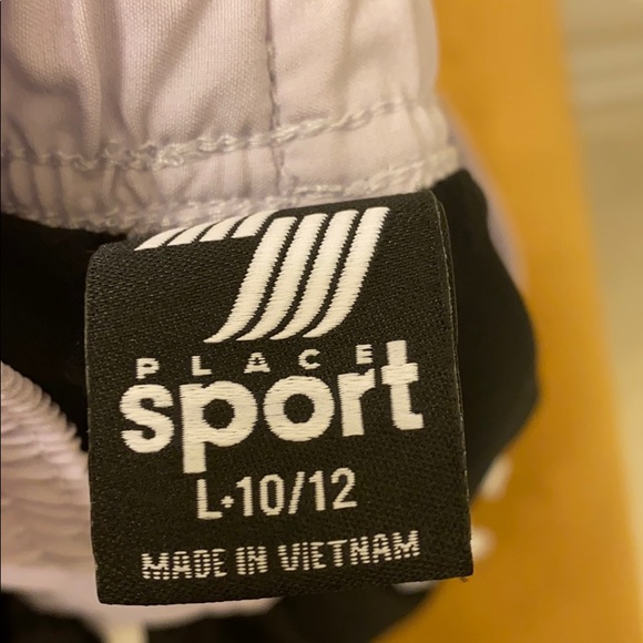 Place  sport shorts - Picture 3 of 4